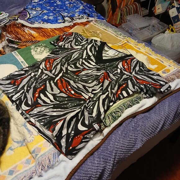 UA Scrubs 2X Red/Gray/White Animal Print Short Sleeve Scrub Top - Picture 7 of 7